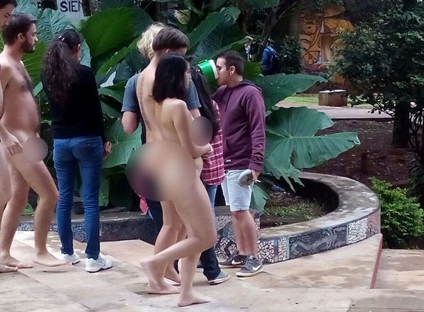 Polémica por estudiantes que se pasearon desnudos por una universidad