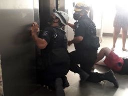 Un ascensor en el que viajaban 5 jóvenes se desplomó desde el 7° piso