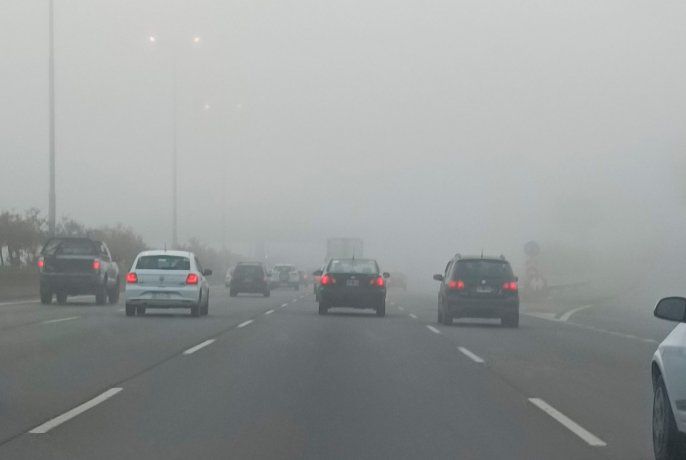 Una densa niebla complica los accesos a la Ciudad