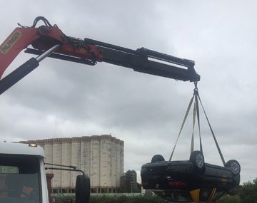 Un taxi cayó al Riachuelo en medio del temporal