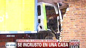 un camion de basura termino incrustado dentro de una casa un camion de basura termino incrustado dentro de una casa