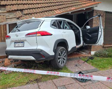 Así sacaron la camioneta que quedó incrustada en una casa tras el tiroteo en Bernal