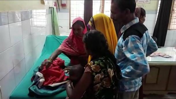 Conmoción en un pueblo de la India por el nacimiento de una nena con tres cabezas