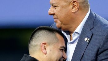 el gesto politico de chiqui tapia hacia juan roman riquelme en plena asamblea de afa el gesto politico de chiqui tapia hacia juan roman riquelme en plena asamblea de afa