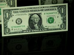 El dólar cayó después de encadenar tres jornadas al alza y llegar a su valor máximo en un año y ocho meses. El dólar cayó después de encadenar tres jornadas al alza y llegar a su valor máximo en un año y ocho meses.