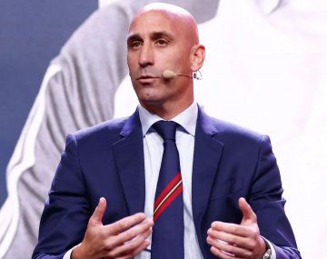 La justificación del presidente de la Federación de Fútbol de España por el beso a una futbolista