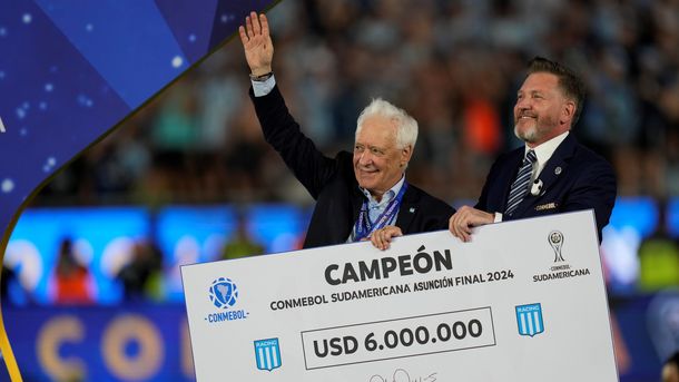 Víctor Blanco junto a Gustavo Costas en Paraguay después de que Racing ganara la Copa Sudamericana