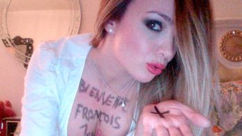 una actriz porno le dedico un mensaje en su escote al papa una actriz porno le dedico un mensaje en su escote al papa