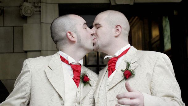 Isabel II aprueba el matrimonio igualitario en Gran Bretaña