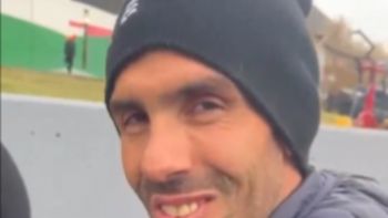 la reaccion de carlos tevez cuando un hincha le pidio que sea dt de boca: saca a martinez la reaccion de carlos tevez cuando un hincha le pidio que sea dt de boca: saca a martinez