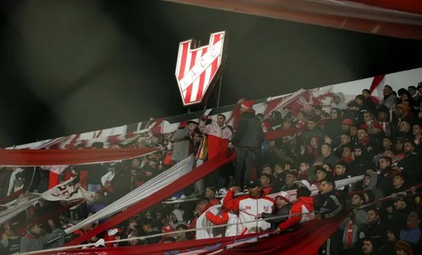Enfrentamiento entre facciones de la barra de Instituto dejó a un menor herido de bala