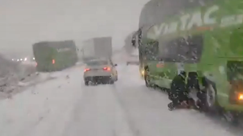 Bariloche: fuertes nevadas sobre la Ruta 40 provocan atascos y despistes