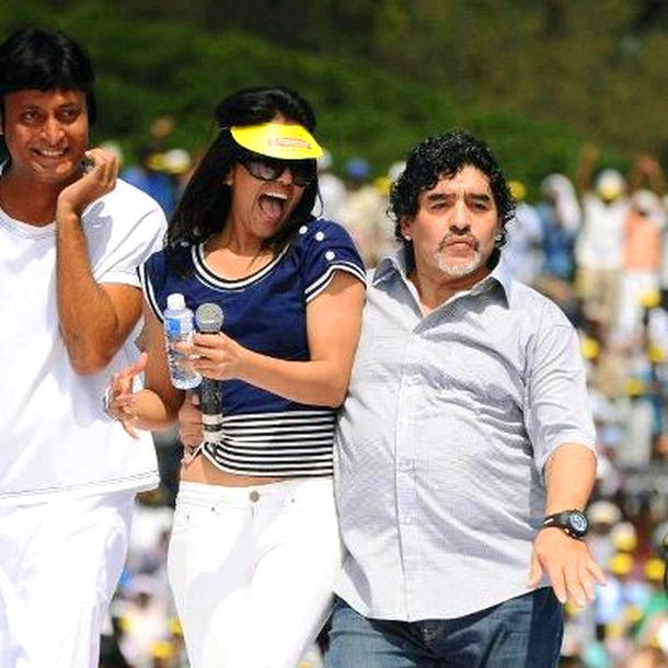 ¿Quién es la morocha sexy que acompaña a Maradona en la India?