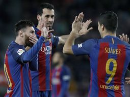 Busquets y Suárez, celebrando junto a Messi el primer gol del Barcelona Busquets y Suárez, celebrando junto a Messi el primer gol del Barcelona