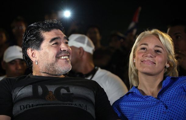 Diego Maradona, cariñoso con Rocío Oliva en un concierto de Silvio Rodríguez