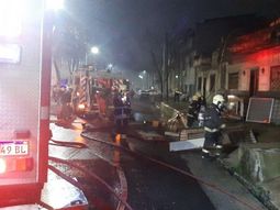 Incendio en una casa familiar en La Boca: rescataron 20 perros vivos y 10 muertos