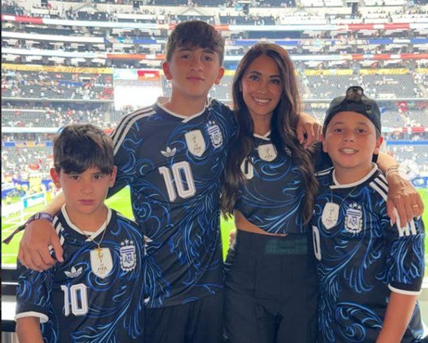 La emoción de Antonela Roccuzzo y sus hijos en el segundo gol de Lionel Messi ante Austria