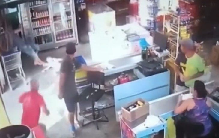 Un hombre abrió descalzo una heladera con un chico en brazos y recibió una descarga eléctrica