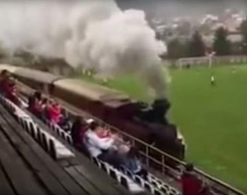 Fútbol chu chu: un tren atraviesa una cancha de fútbol en pleno partido