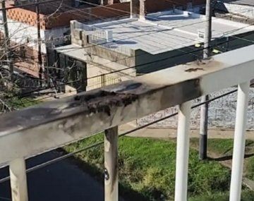 Un joven se electrocutó al apoyarse en la baranda de un balcón