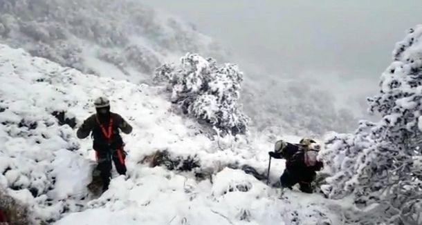 Hipotermia y fuego improvisado: ¿cómo sobrevivieron los rescatistas del helicóptero presidencial?