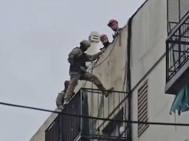 Tensión en Boedo: un hombre tomó de rehenes a su pareja y a una niña antes de entregarse