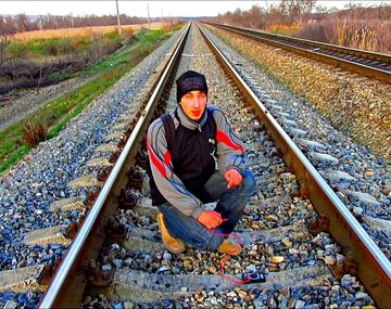 Uno de los youtubers del canal kreosan carga su móvil en las vías del tren