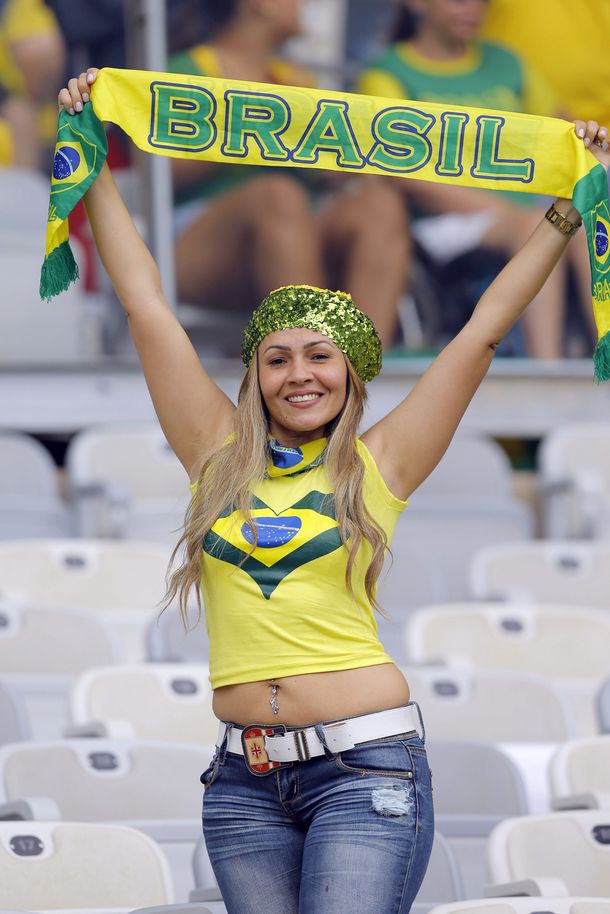 Las bellezas femeninas se muestran en las tribunas del Mineirao en la semifinal