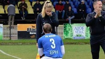 Un jugador le pidió matrimonio a una jueza de línea en pleno partido y emocionó a todos. Un jugador le pidió matrimonio a una jueza de línea en pleno partido y emocionó a todos.