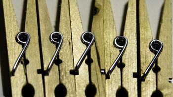 una de las mayores fabricas de broches del pais, en crisis por las importaciones una de las mayores fabricas de broches del pais, en crisis por las importaciones