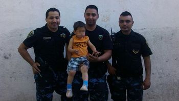 nene de 2 anos camino a la vera de un rio nene de 2 anos camino a la vera de un rio