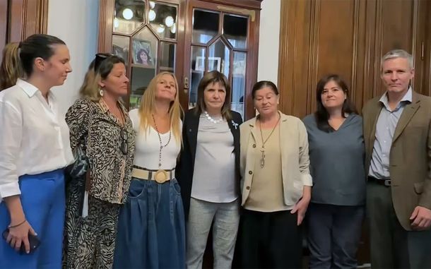 Patricia Bullrich junto a la familia de Germán Giuliani.
