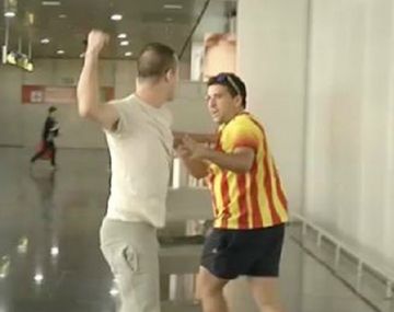 En Europa sí pasa: hinchas del Real Madrid agreden a los del Barcelona