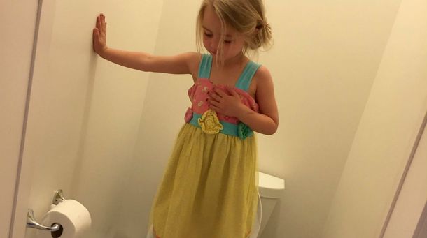 La foto de esta nena en el baño se convirtió en un viral por el motivo más triste