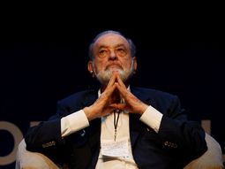 Carlos Slim Helú, nacido en el año 1940, festeja su nacimiento este 28 de enero. Carlos Slim Helú, nacido en el año 1940, festeja su nacimiento este 28 de enero.