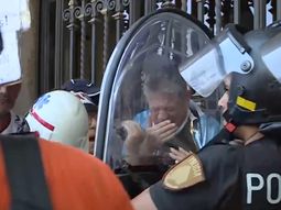 tension en el congreso: golpes y empujones contra jubilados tension en el congreso: golpes y empujones contra jubilados