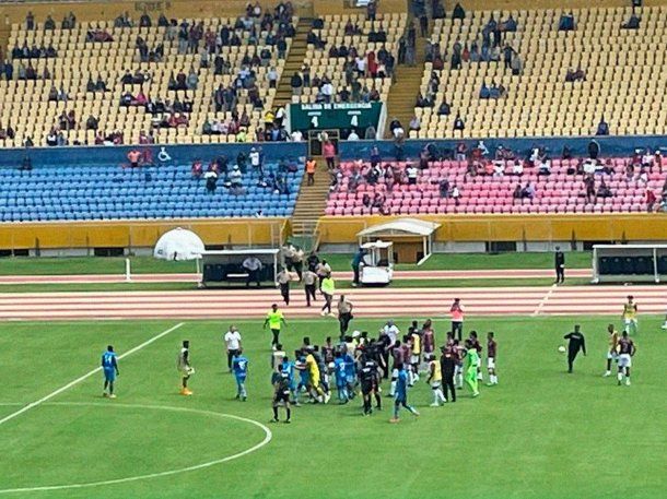 Video: hinchas de Deportivo Quito invadieron la cancha y agredieron al árbitro 