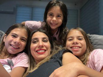 A Cinthia Fernández le avergüenza poner el apellido de sus hijas en los útiles