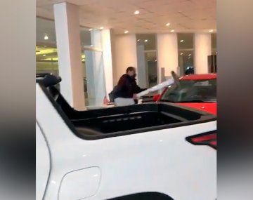 Relatos salvajes en Caballito: un hombre destruyó dos autos 0 KM en una concesionaria