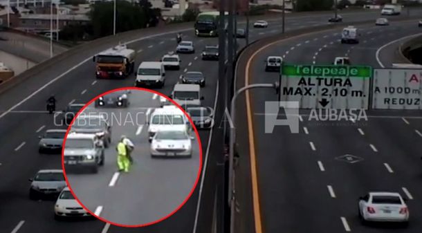 Rescatan a un anciano que caminaba desorientado en una autopista: mirá el video
