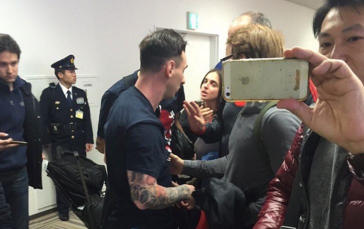 Messi, a las trompadas con hinchas de River en Japón 