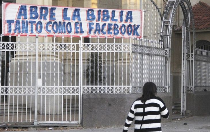 Abre la Biblia tanto como el Facebook