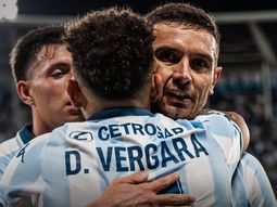 con un doblete de maravilla, racing vencio a estudiantes (rc) y se acomoda en la tabla con un doblete de maravilla, racing vencio a estudiantes (rc) y se acomoda en la tabla