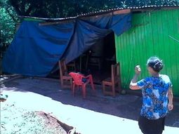 patrullero choco su casa y hace 11 dias vive bajo una lona: es muy ansiosa, le dijeron patrullero choco su casa y hace 11 dias vive bajo una lona: es muy ansiosa, le dijeron