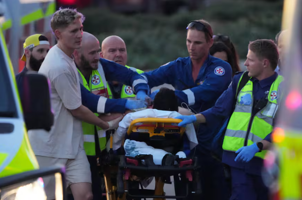 Tiroteo y masacre en una playa en Australia: un civil logró desarmar a los atacantes
