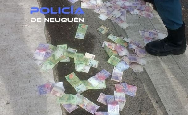 Lo encontraron tirando plata en la calle y lo detuvieron