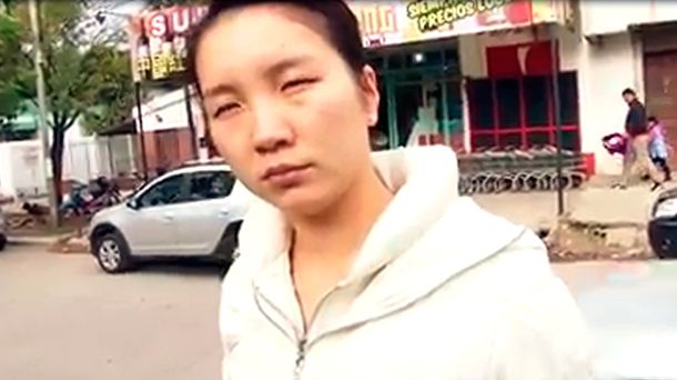 VIDEO: Salvaje agresión de la dueña de un súper chino a periodistas