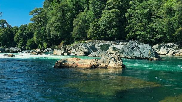 Puerto Cisnes se ubica a orillas del canal Puyuhuapi. Puerto Cisnes se ubica a orillas del canal Puyuhuapi.
