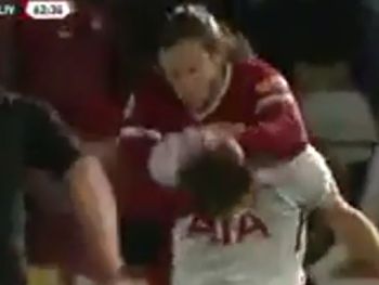 Un loco! Histórico del Liverpool agarró del cuello a un juvenil