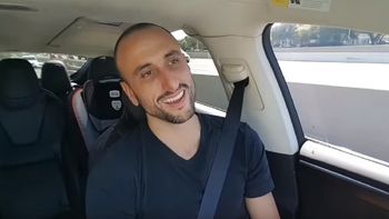 El bahiense grabó un divertido video mientras manejaba su auto El bahiense grabó un divertido video mientras manejaba su auto